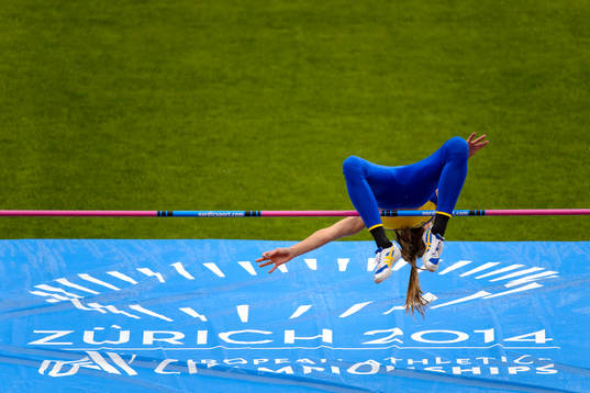 Abeba Aregawi, Sverige, med sin silvermedalj på 1500m