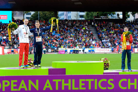 Abeba Aregawi, Sverige, med sin silvermedalj på 1500m