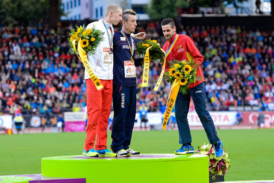Abeba Aregawi, Sverige, med sin silvermedalj på 1500m