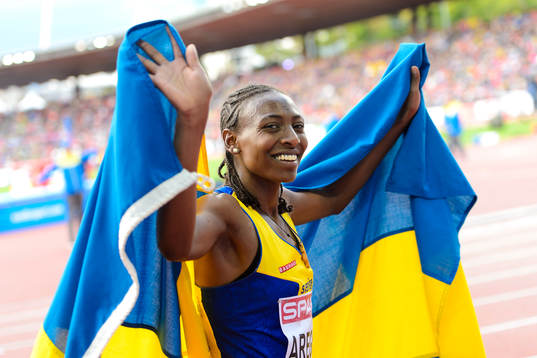 Abeba Aregawi, Sverige, med sin silvermedalj på 1500m