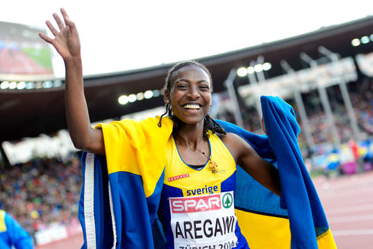 Abeba Aregawi, Sverige, med sin silvermedalj på 1500m