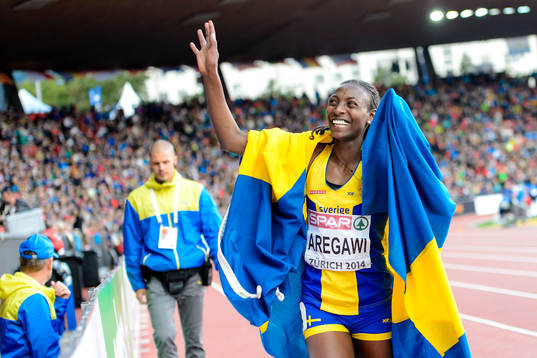 Abeba Aregawi, Sverige, med sin silvermedalj på 1500m