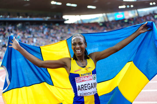 Abeba Aregawi, Sverige, med sin silvermedalj på 1500m