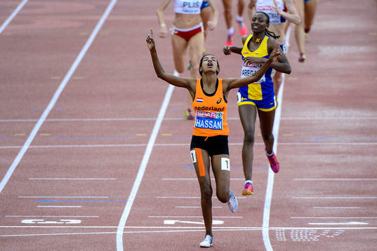 Abeba Aregawi, Sverige, med sin silvermedalj på 1500m