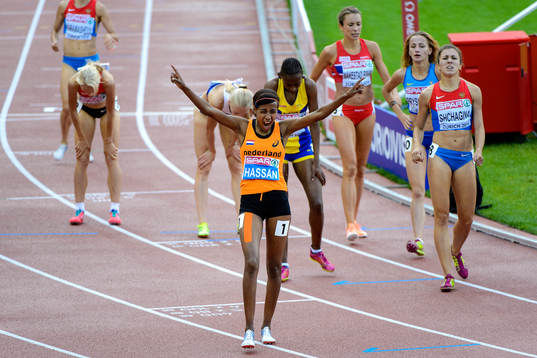 Abeba Aregawi, Sverige, med sin silvermedalj på 1500m