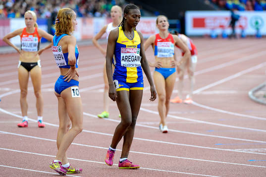 Abeba Aregawi, Sverige, med sin silvermedalj på 1500m
