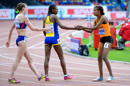 Abeba Aregawi, Sverige, med sin silvermedalj på 1500m