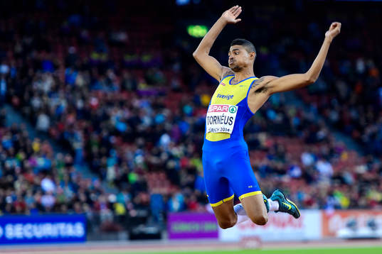 Abeba Aregawi, Sverige, med sin silvermedalj på 1500m