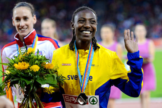 Abeba Aregawi, Sverige, med sin silvermedalj på 1500m