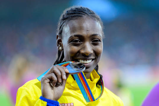 Abeba Aregawi, Sverige, med sin silvermedalj på 1500m