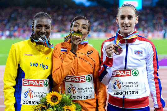 Abeba Aregawi, Sverige, med sin silvermedalj på 1500m