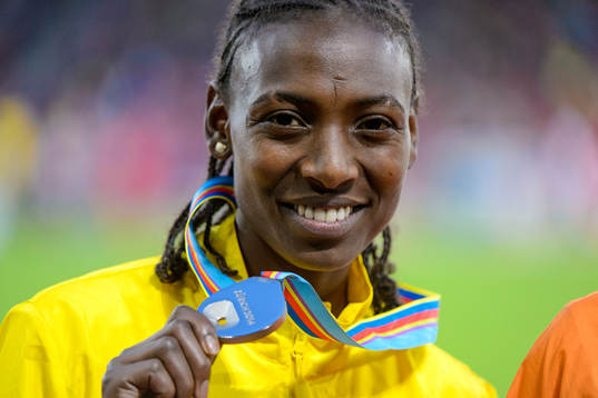 Abeba Aregawi, Sverige, med sin silvermedalj på 1500m