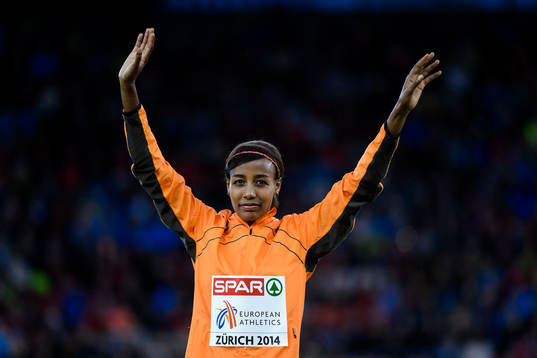 Abeba Aregawi, Sverige, med sin silvermedalj på 1500m