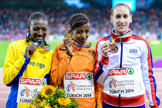 Abeba Aregawi, Sverige, med sin silvermedalj på 1500m