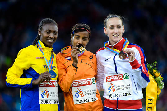Abeba Aregawi, Sverige, med sin silvermedalj på 1500m