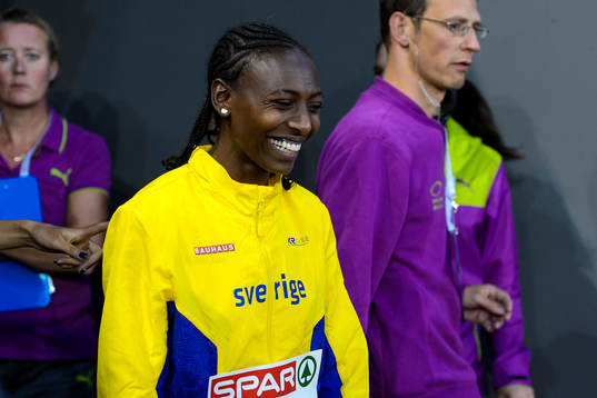 Abeba Aregawi, Sverige, med sin silvermedalj på 1500m