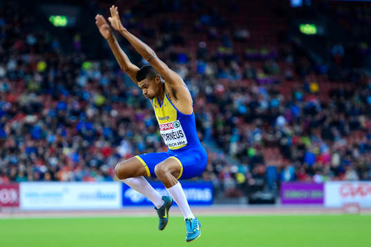 Abeba Aregawi, Sverige, med sin silvermedalj på 1500m