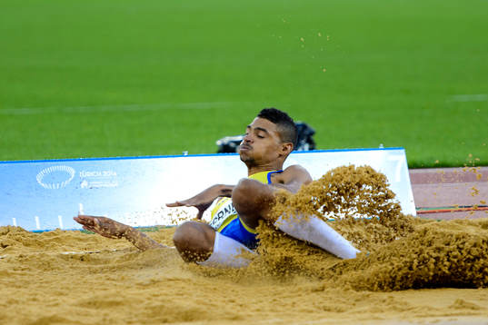 Abeba Aregawi, Sverige, med sin silvermedalj på 1500m