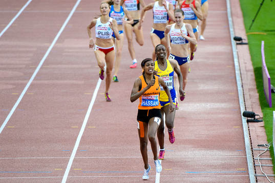 Abeba Aregawi, Sverige, med sin silvermedalj på 1500m