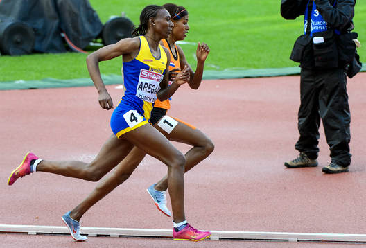 Abeba Aregawi, Sverige, med sin silvermedalj på 1500m