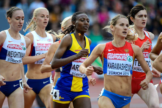 Abeba Aregawi, Sverige, med sin silvermedalj på 1500m