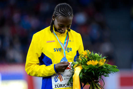 Abeba Aregawi, Sverige, med sin silvermedalj på 1500m