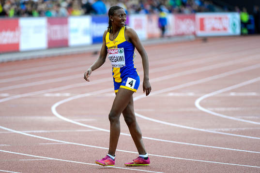 Abeba Aregawi, Sverige, med sin silvermedalj på 1500m