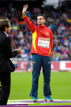 Abeba Aregawi, Sverige, med sin silvermedalj på 1500m