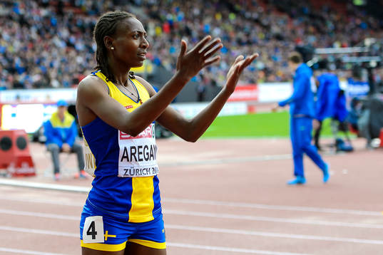 Abeba Aregawi, Sverige, med sin silvermedalj på 1500m