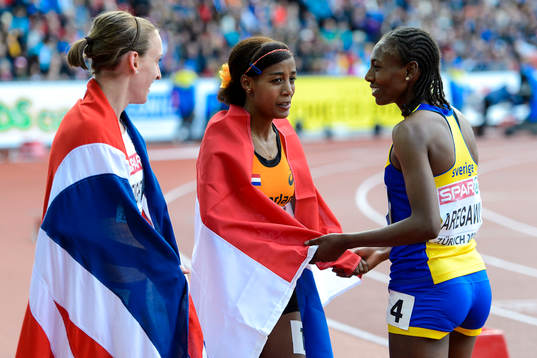 Abeba Aregawi, Sverige, med sin silvermedalj på 1500m