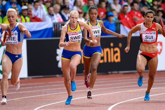 Irene Ekelund växlar till Isabelle Eurenius i 4x100m