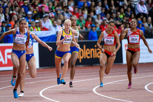 Irene Ekelund växlar till Isabelle Eurenius i 4x100m