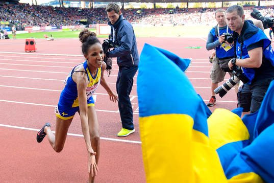 Meraf Bahta, Sverige, tar emot en svensk flagga