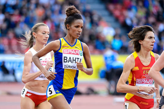 Meraf Bahta, Sverige, springer i finalen på 5000m