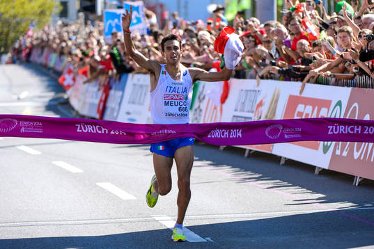 Daniele Meucci, Italien, går i mål och vinner herrarnas