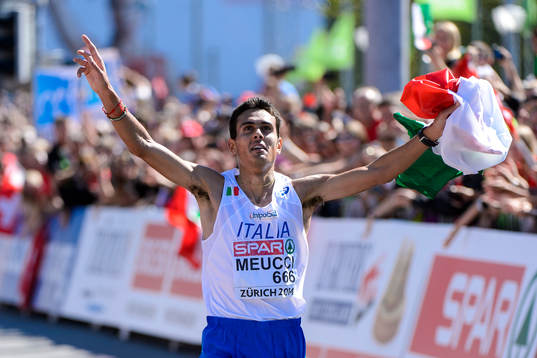 Daniele Meucci, Italien, går i mål och vinner herrarnas