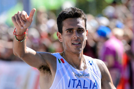 Daniele Meucci, Italien, går i mål och vinner herrarnas