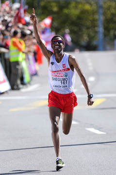Yared Shegumo, Polen, går i mål på en andraplats i