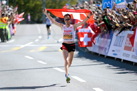 Viktor Röthlin, Schweiz, springer i mål i herrarnas