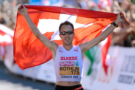 Viktor Röthlin, Schweiz, springer i mål i herrarnas