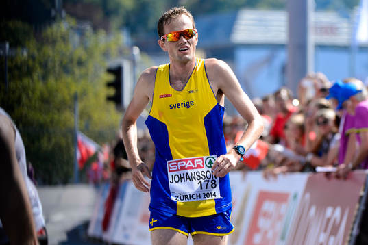 Fredrik Johansson, Sverige, springer i mål i herrarnas