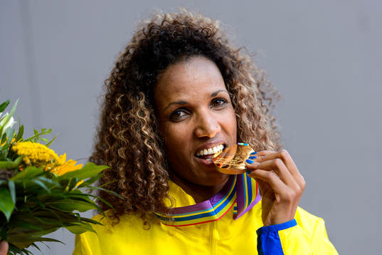 Meraf Bahta, Sverige, med sin guldmedalj på 5000m