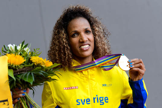 Meraf Bahta, Sverige, med sin guldmedalj på 5000m
