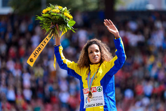 Meraf Bahta, Sverige, med sin guldmedalj på 5000m