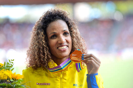 Meraf Bahta, Sverige, med sin guldmedalj på 5000m