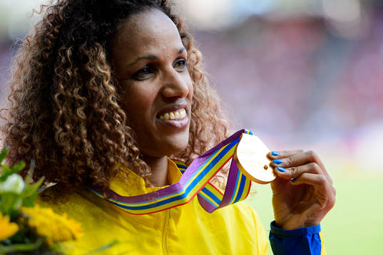 Meraf Bahta, Sverige, med sin guldmedalj på 5000m