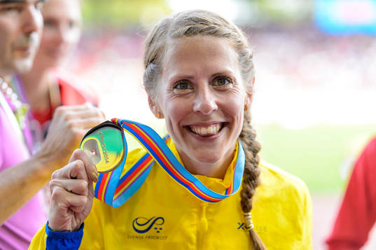 Charlotta Fougberg, Sverige, med sin silvermadalj på 3000m