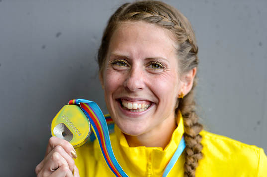 Charlotta Fougberg, Sverige, med sin silvermadalj på 3000m