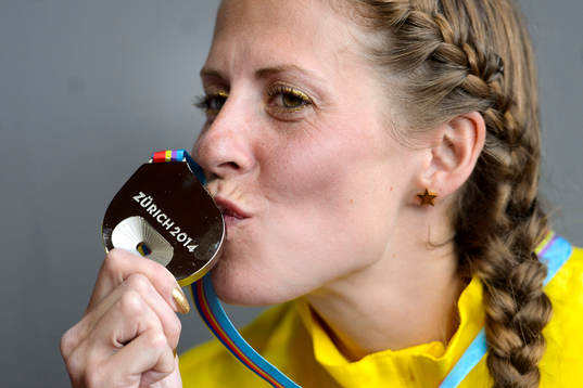 Charlotta Fougberg, Sverige, med sin silvermadalj på 3000m