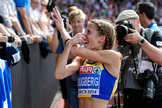 Charlotta Fougberg, Sverige, firar med sin tränare Johan